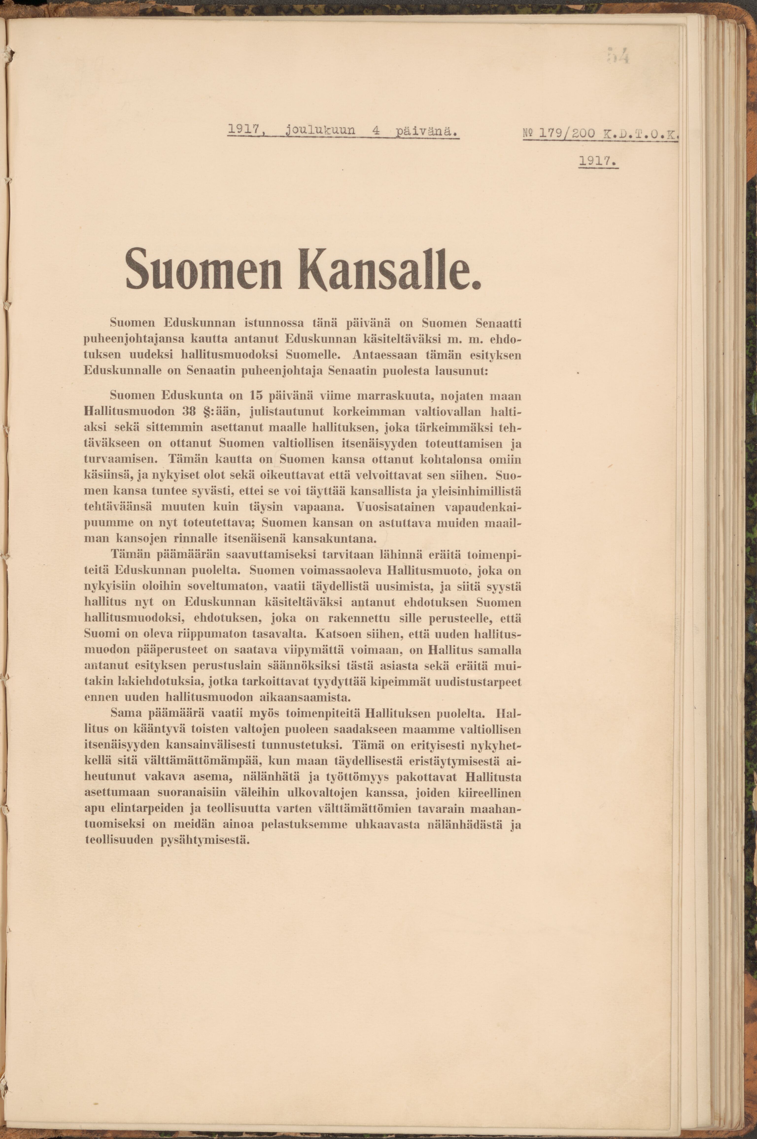 Kuva Suomen itsenäisyysjulistuksesta. Asiakirja on painettu ja sidottu kirjaan.