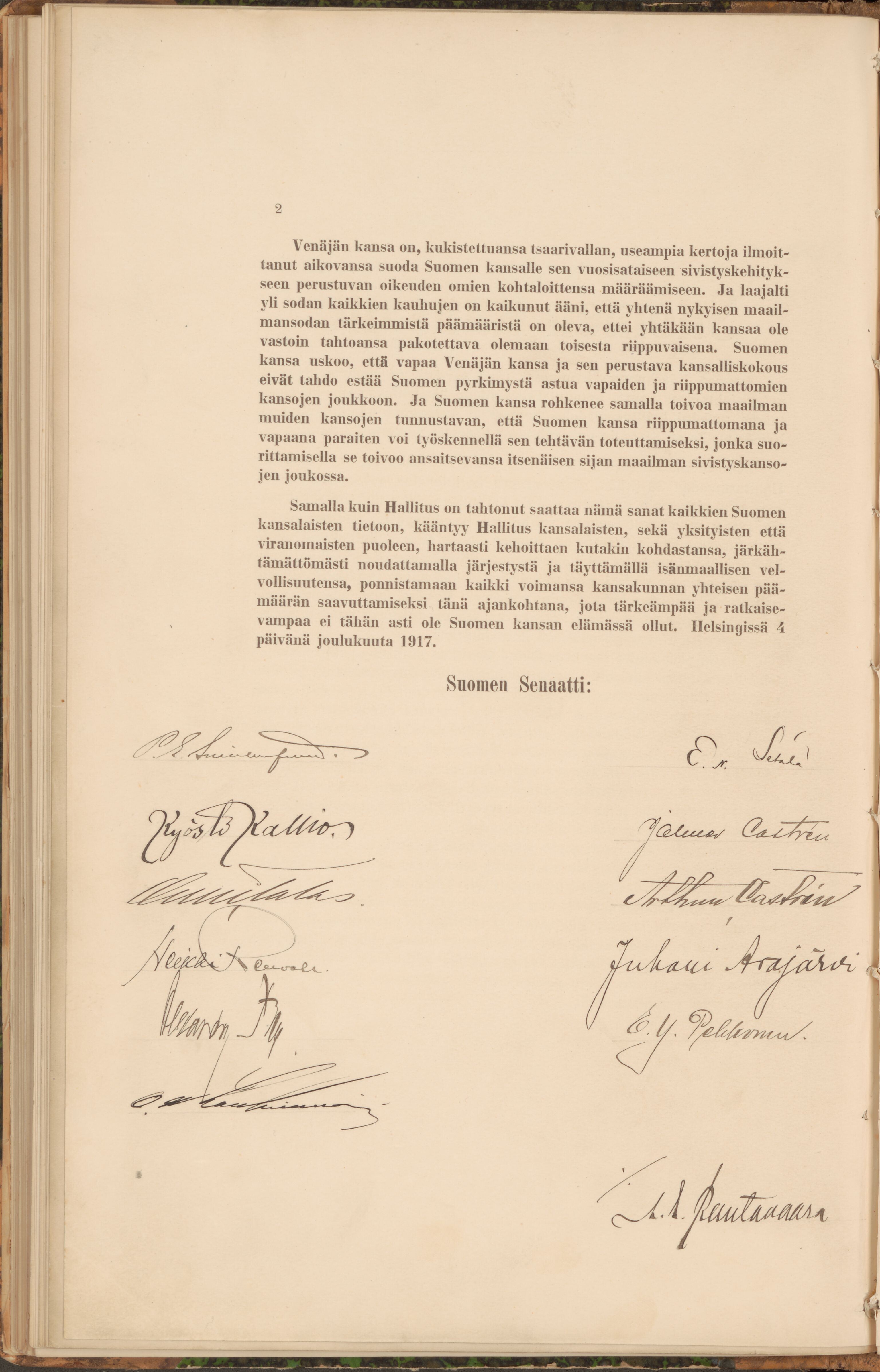Kuva Suomen itsenäisyysjulistuksesta. Asiakirja on painettu ja sen alla ovat käsin kirjoitetut allekirjoitukset.